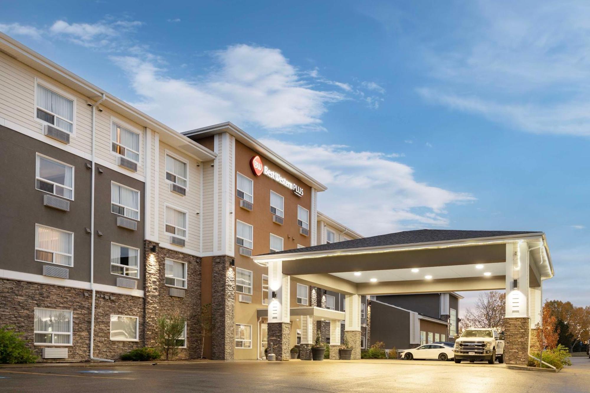 Best Western Plus Lacombe Inn And Suites Exterior photo